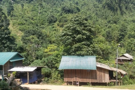 Khu vực có nguy cơ sạt lở rất cao ở bản Tân Ly, xã Lâm Thủy khiến 17 hộ dân buộc phải di dời khẩn cấp. 