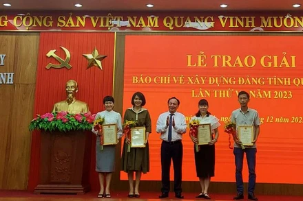 Phó Bí thư Thường trực Tỉnh ủy Quảng Bình Trần Hải Châu trao giải A cho nhóm tác giả của Đài phát thanh-Truyền tỉnh.