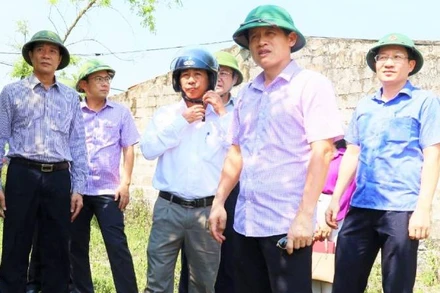 Đồng chí Lê Văn Bảo (đứng trước) kiểm tra công tác dân vận trong giải phóng mặt bằng ở thành phố Đồng Hới