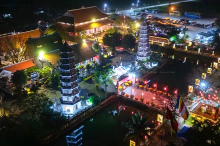 Chùa Hoằng Phúc trong đêm khai hội (Ảnh: Vĩnh Quý)
