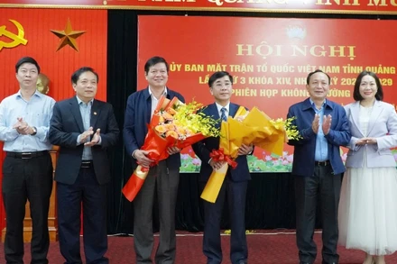 Phó Bí thư Thường trực Tỉnh ủy Quảng Bình Trần Hải Châu tặng hoa cho tân Chủ tịch (thứ 3 bên phải) và Phó Chủ tịch Ủy ban Mặt trận tỉnh.