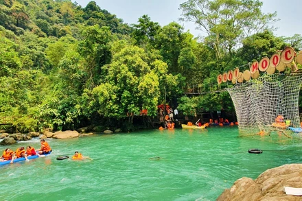 Khách trải nghiệm dịch vụ ở điểm du lịch suối Nước Moọc