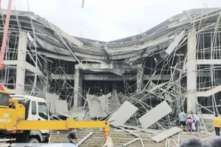 Công trình Trung tâm văn hóa huyện Tuyên Hóa (Quảng Bình) bị sập một phần khi đang thi công