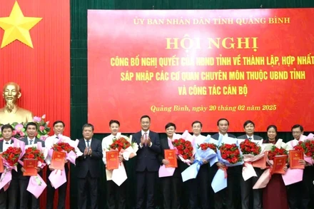 Lãnh đạo tỉnh Quảng Bình tặng hoa và trao quyết định cho các cán bộ được bổ nhiệm