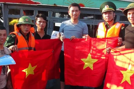 Bộ đội Biên phòng tỉnh Quảng Bình tặng cờ Tổ quốc cho ngư dân. (Ảnh minh họa)