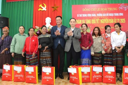 Trưởng Ban Đối ngoại Trung ương Lê Hoài Trung và Bí thư Tỉnh ủy Quảng Bình Lê Ngọc Quang trao quà Tết cho hộ nghèo ở bản Khe Ngát.