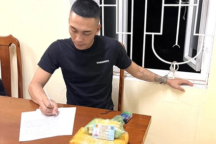 Đối tượng Trần Nhật Minh và tang vật tại cơ quan Công an. (Ảnh: Công an cung cấp)