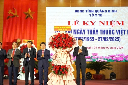 Bí thư Tỉnh ủy Quảng Bình Lê Ngọc Quang tặng hoa chúc mừng các thầy thuốc.