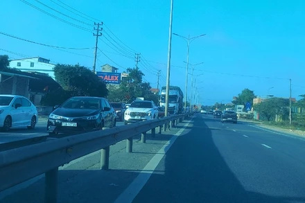 Quốc lộ 1 đoạn qua cầu Gianh ùn ứ phương tiện theo chiều từ bắc vào nam.