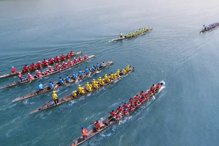 Các thuyền bơi sôi nổi đua tranh và bứt tốc về đích