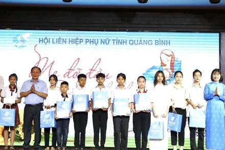 Phó Bí thư Thường trực Tỉnh ủy, Chủ tịch Hội đồng nhân dân tỉnh Quảng Bình Trần Hải Châu tặng quà cho các cháu.