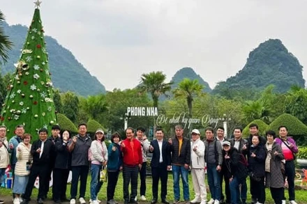 Đoàn Famtrip Hàn Quốc khảo sát các điểm đến, sản phẩm du lịch tại Vườn quốc gia Phong Nha-Kẻ Bàng.