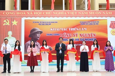 Các đại biểu cắt băng khai trương triển lãm chuyên đề "Trung tướng Đồng Sỹ Nguyên - Cuộc đời và sự nghiệp".