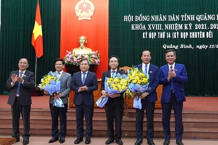 Các đồng chí lãnh đạo tỉnh Quảng Bình tặng hoa cho 3 cán bộ được bầu giữ các chức vụ trong Hội đồng nhân dân và Ủy ban nhân dân tỉnh.