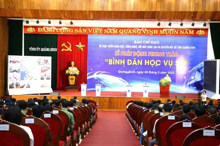 Quang cảnh lễ phát động phong trào “Bình dân học vụ số” của tỉnh Quảng Bình.