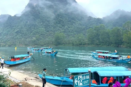 Thuyền đưa du khách tham quan động Phong Nha trong những ngày đầu xuân Ất Tỵ 2025.