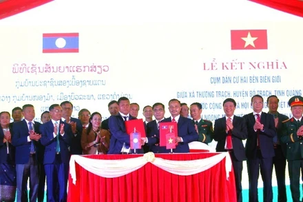 Các đại biểu lãnh đạo hai tỉnh Quảng Bình và Khammouane (Lào) chứng kiến lễ ký kết nghĩa giữa xã Thượng Trạch, huyện Bố Trạch và Cụm bản Noỏng Mạ, huyện Bua Lạ Pha. 