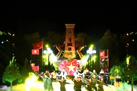 Một tiết mục trong chương trình nghệ thuật "Trường Sơn Đông gọi Trường Sơn Tây" với chủ đề “Khoảng trời và hố bom”