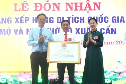 Trao bằng công nhận xếp hạng Di tích lịch sử quốc gia mộ và nhà thờ Đông các đại học sĩ Võ Xuân Cẩn cho huyện Lệ Thủy 