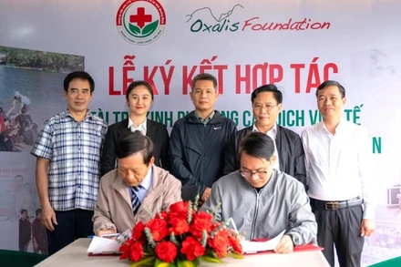 Ký kết, tài trợ kinh phí cung cấp dịch vụ cấp cứu ở khu vực thị trấn Phong Nha, huyện Bố Trạch (Quảng Bình).