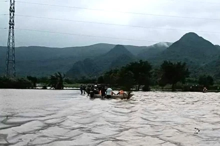 Lực lượng chức năng huyện Tuyên Hóa tìm kiếm cứu nạn người đàn ông mất tích ở xã Mai Hóa.