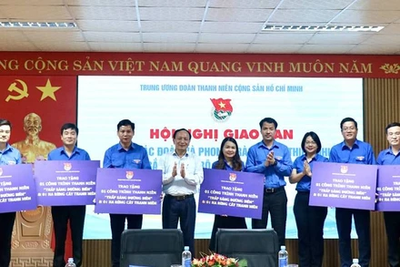 Bí thư Trung ương Đoàn Ngô Văn Cương và Phó Bí thư Thường trực Tỉnh ủy Quảng Bình Trần Hải Châu trao biển hỗ trợ công trình thanh niên cho các tỉnh cụm Bắc Trung bộ
