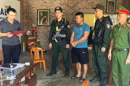 Công an thi hành lệnh khám xét khẩn cấp chỗ ở đối với Nguyễn Xuân Hùng ở xã Vạn Trạch, huyện Bố Trạch. (Ảnh: Công an cung cấp)