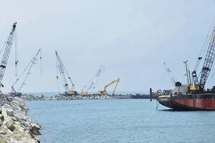 Thi công hạng mục đê chắn sóng thuộc dự án cơ sở hạ tầng Trung tâm điện lực Quảng Trạch (Quảng Bình).