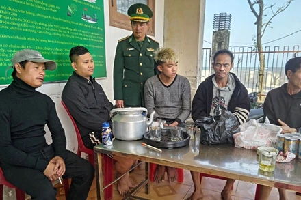 Các ngư dân Quảng Bình được cứu đưa vào bờ an toàn, hiện vẫn còn 1 người mất tích.