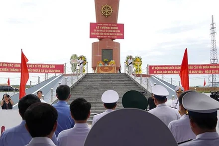 Lễ tưởng niệm các liệt sĩ và nhân dân hy sinh trong chiến thắng trận đầu tại Bia di tích sông Gianh. (Ảnh: CH)