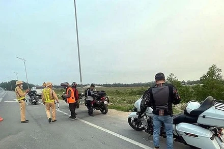 Lực lượng Cảnh sát giao thông Công an tỉnh Quảng Bình xử lý các trường hợp lái xe mô-tô phân khối lớn vi phạm về an toàn giao thông.