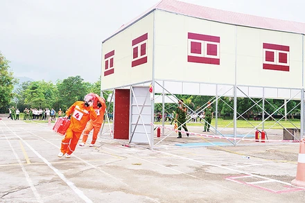 Các đội tham gia phần thi thực hành chữa cháy, cứu người, di chuyển tài sản. (Ảnh TRUNG NGHĨA)