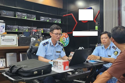 Cán bộ Cục Quản lý thị trường tỉnh Sóc Trăng kiểm tra đột xuất và lập biên bản vi phạm hành chính một doanh nghiệp không thông báo website thương mại điện tử bán hàng với cơ quan quản lý nhà nước.