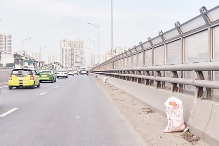 Bùn đất trên đường vành đai 2 trên cao không được thu dọn thường xuyên.