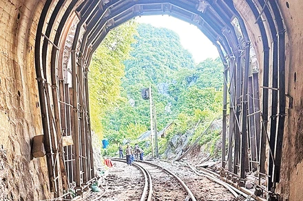 Công nhân thi công gia cố các hầm yếu ở khu vực Lạc Sơn, huyện Tuyên Hóa.