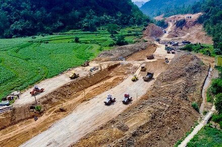 Những kilomet đầu tiên trên tuyến đường bộ cao tốc Đồng Đăng (Lạng Sơn)-Trà Lĩnh (Cao Bằng) đang được khẩn trương thi công. (Ảnh Đặng ANh Tuấn)