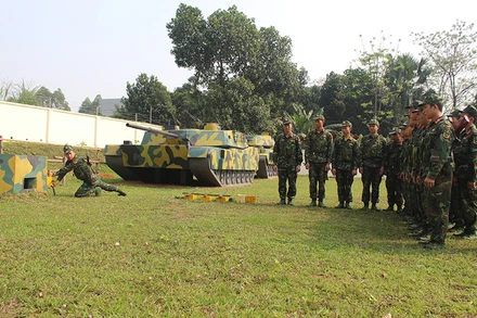 Cán bộ, chiến sĩ Tiểu đoàn 4, Lữ đoàn 543 (Quân khu 2) huấn luyện kỹ thuật đánh phá lô cốt, công sự của địch trong chiến đấu.