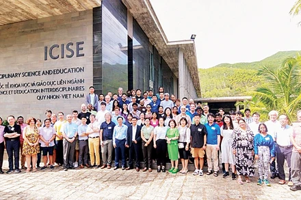 Các nhà khoa học chụp ảnh lưu niệm tại Trung tâm Quốc tế Khoa học và Giáo dục liên ngành (ICISE) ), thành phố Quy Nhơn (Bình Định).