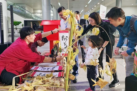 Sáng 1/1, Sở Du lịch Thành phố Hồ Chí Minh phối hợp các hãng Hàng không quốc gia Việt Nam, Vietjet và Cảng hàng không quốc tế Tân Sơn Nhất tổ chức Lễ đón đoàn khách du lịch đến thành phố đầu năm 2024 tại sân bay Tân Sơn Nhất. (Ảnh TTXVN)