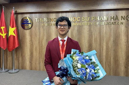 Trần Duy cùng tấm Huy chương bạc Olympic Toán quốc tế năm 2024.