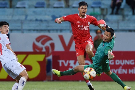 Cầu thủ Pedro Henrique (áo đỏ) ghi bàn thắng gỡ hòa cho đội Thể Công Viettel. (Ảnh TRẦN HẢI)