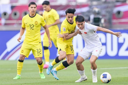 U23 Việt Nam (áo trắng) vào tứ kết sau chiến thắng 2-0 trước U23 Malaysia (Ảnh AFC)