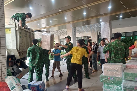 Bốc xếp, vận chuyển hàng hóa cứu trợ tại cơ quan Ủy ban Mặt trận Tổ quốc tỉnh Cao Bằng.