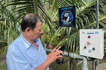 Hệ thống tưới nước tự động tại Hợp tác xã Bưởi da xanh Giồng Trôm (Bến Tre).