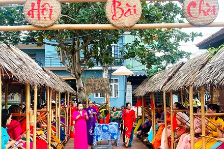 Hoạt động hô bài chòi tại chợ quê cầu ngói Thanh Toàn thu hút nhân dân và du khách tham gia.