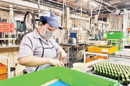 Hoạt động sản xuất tại Công ty trách nhiệm hữu hạn Juki Việt Nam (Quận 7, Thành phố Hồ Chí Minh).