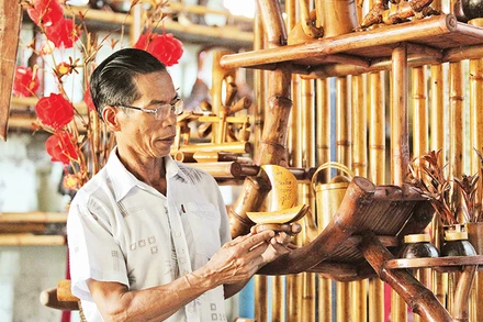 Nghệ nhân chế tác đồ tre Trần Văn Hùng. 