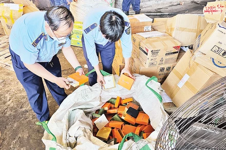 Lực lượng Quản lý thị trường thành phố kiểm tra hàng mỹ phẩm không rõ nguồn gốc. (Ảnh CTV)