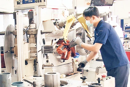 Sản xuất động cơ điện tại Công ty trách nhiệm hữu hạn Bonfiglioli (vốn đầu tư Italia) ở Khu công nghiệp Mỹ Phước 3, thành phố Bến Cát.