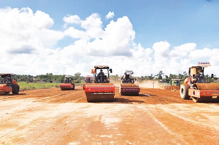 Công nhân Tập đoàn Đèo Cả thi công đường cao tốc Quảng Ngãi-Hoài Nhơn.